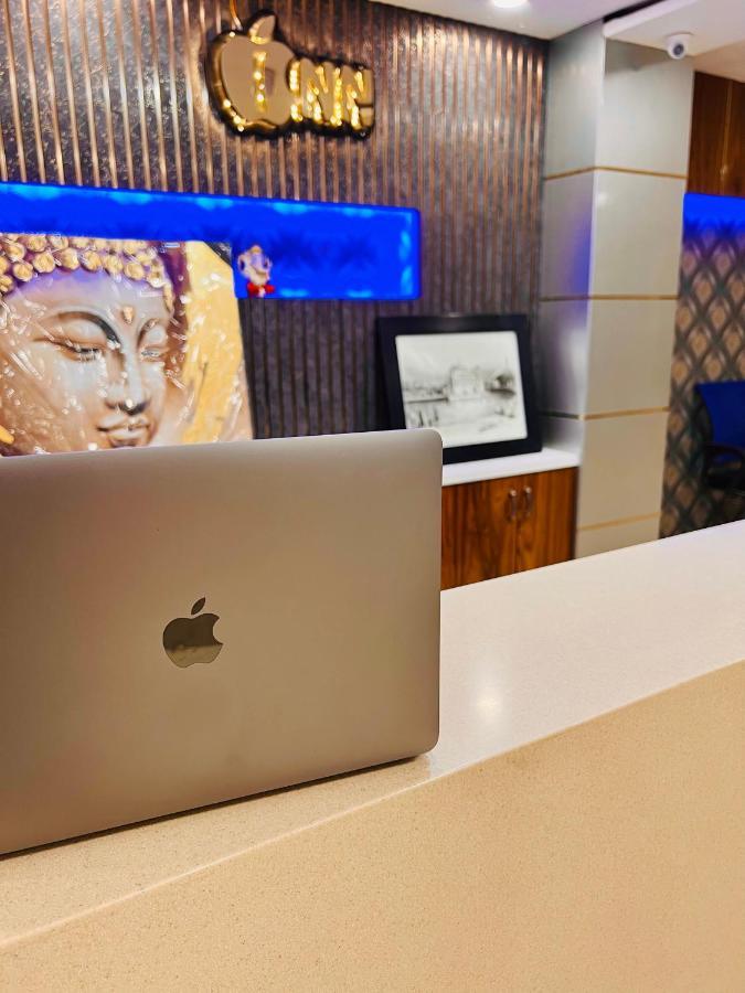 Hotel Apple Inn & Suites, New Delhi Exterior photo